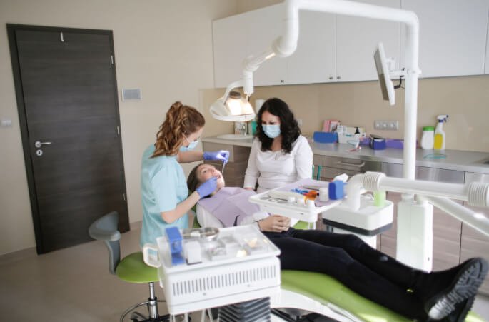 6 Benefits Of Choosing A Family Dentist Who Offers Cosmetic Services